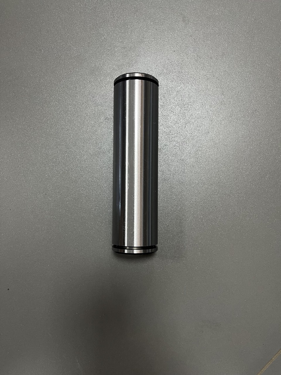 Палец передней стрелы 811/90471 MPG