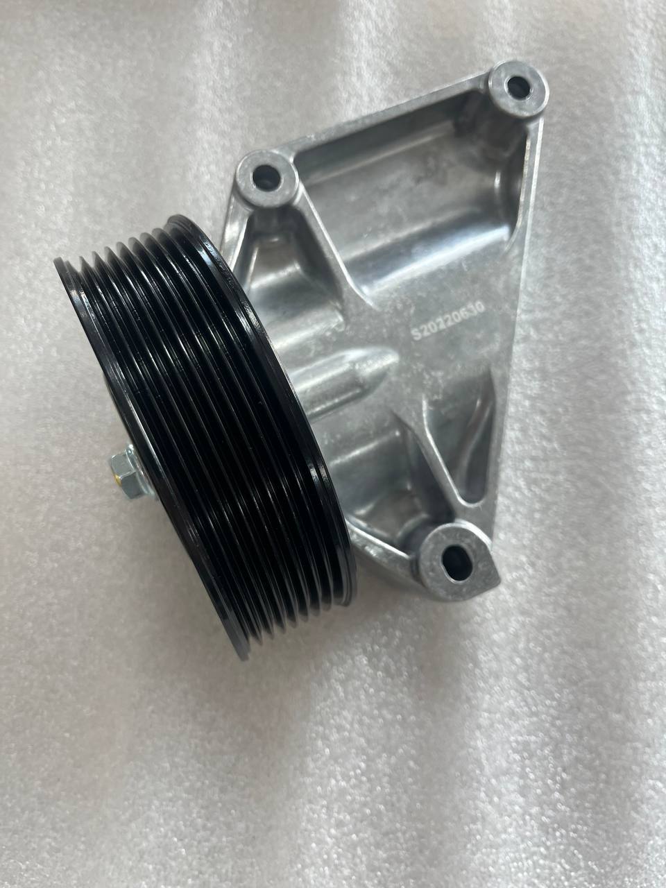 Ролик паразит с кронштейном JCB 320/08624